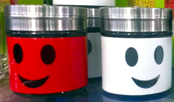 2 Pieces Salt and Pepper Set (White and Red)