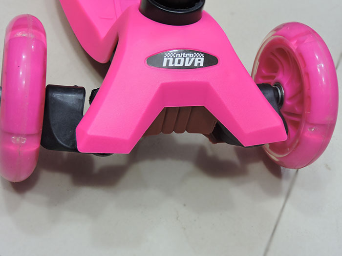 Nitro Nova Three Wheeled Scooter Folding handlebar handle