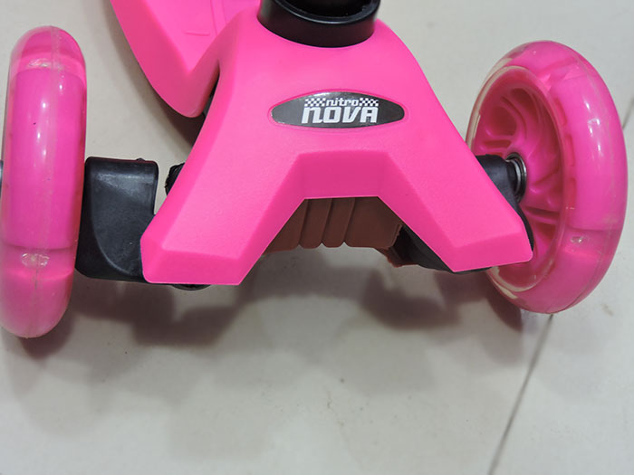 Nitro Nova Three Wheeled Scooter Folding Handlebar Handle