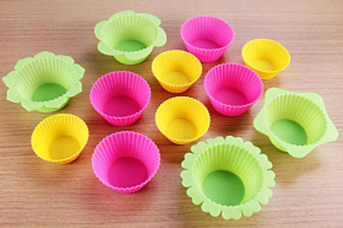 Hua You 12 Pcs Silicone Cupcake Molder Bakeware Set