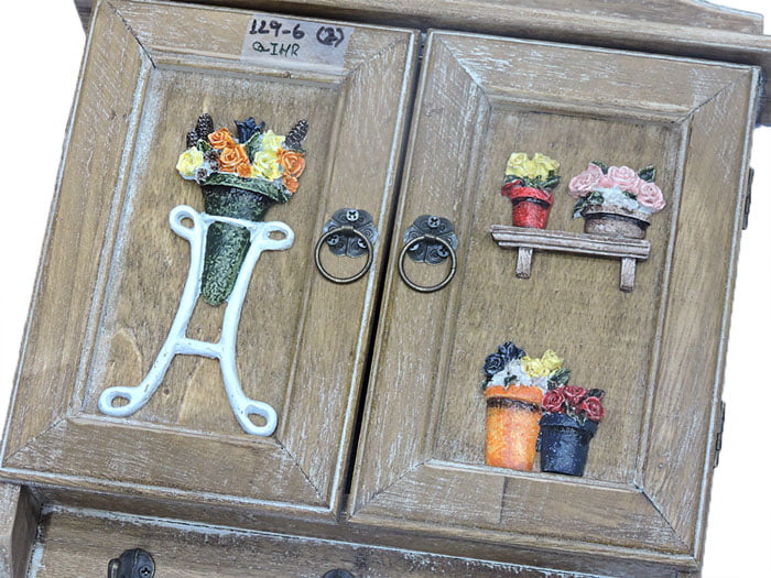 Wooden Key Cabinet Holder With Magnetic Door