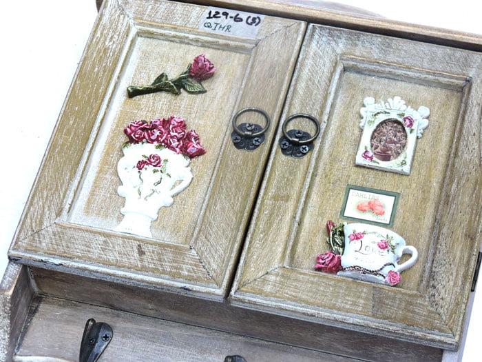 Wooden Key Cabinet Holder With Magnetic Door