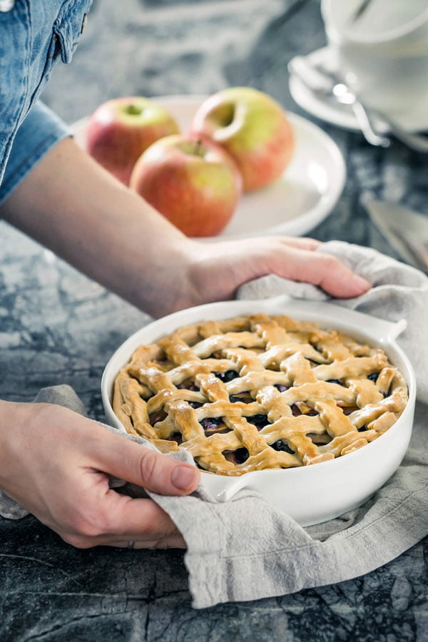 Wilmax Fine Porcelain Baking Dish With Handle 650Ml - 8 X 6.75 X 2 Inch