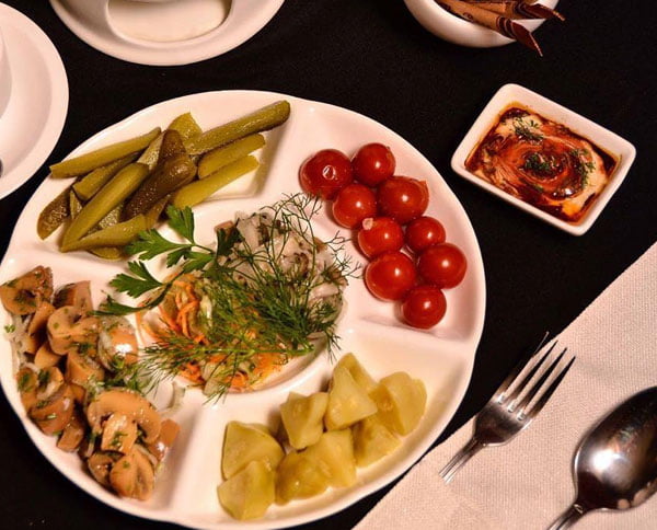 Wilmax Fine Porcelain Divided Round Dish 10 Inch - Wl-992019-A