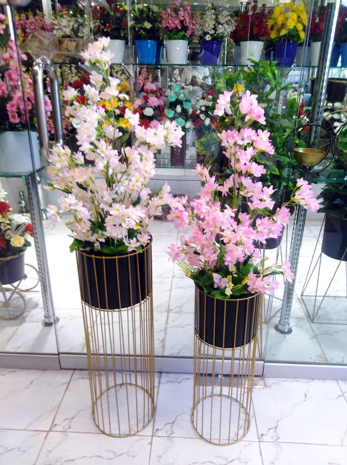 Metal Brass Plantar Stand With Flower Arrangement Size 4.5 Feet