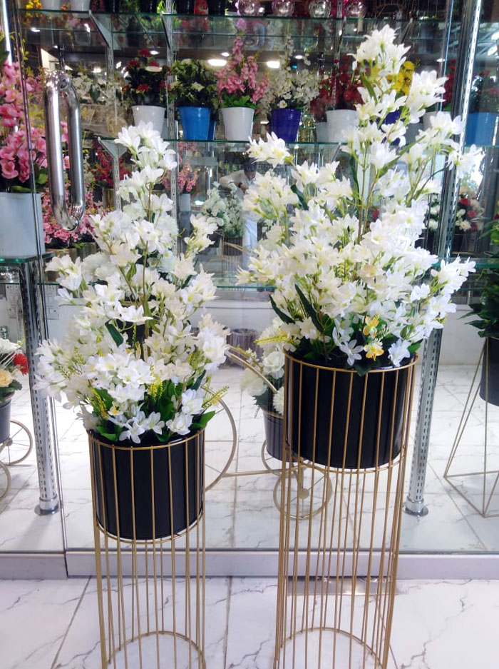 Metal Brass Plantar Stand With Flower Arrangement Size 4.5 Feet