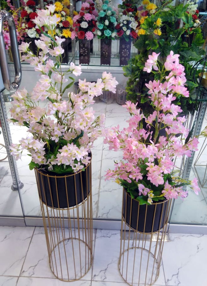 Metal Brass Plantar Stand With Flower Arrangement Size 4.5 Feet