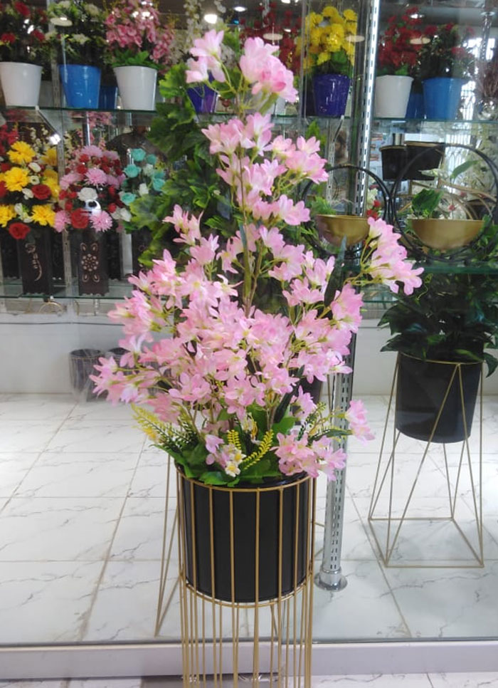 Metal Brass Plantar Stand With Flower Arrangement Size 4.5 Feet