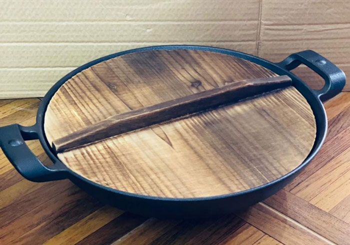 Cast Iron Wok With 2 Handled And Wooden Lid (32-Cm)