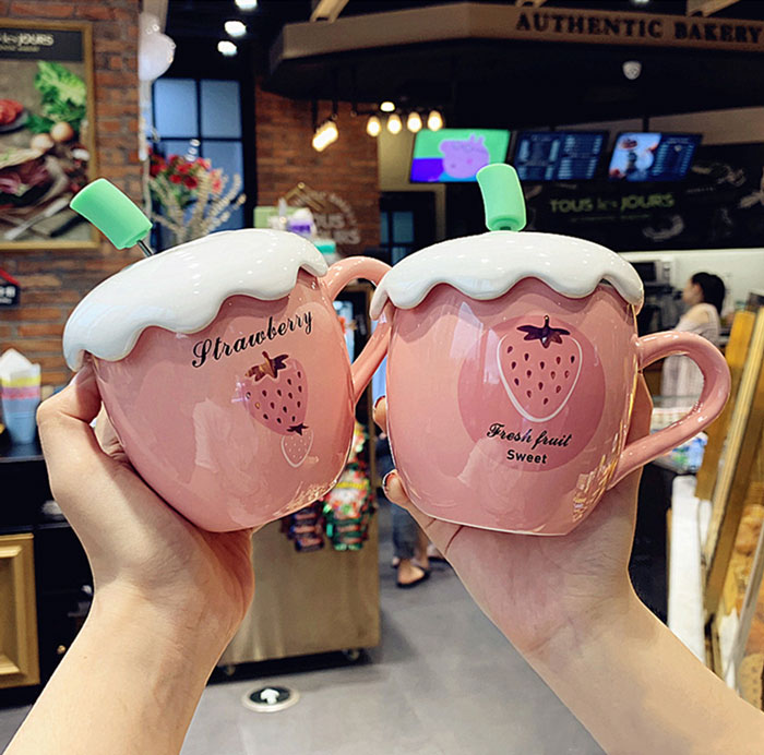 Ceramic Strawberry Mug With Lid Creative Cartoon Spoon Strawberry Shape Home Water Cup Milk Breakfast Office Coffee Mugs