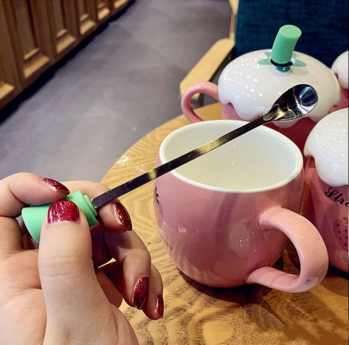 Ceramic Strawberry Mug With Lid Creative Cartoon Spoon Strawberry Shape Home Water Cup Milk Breakfast Office Coffee Mugs