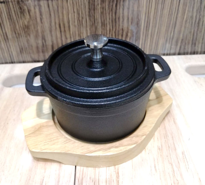Cast Iron Pot with Wood Underline Cast Iron Casserole Dish 10 CM