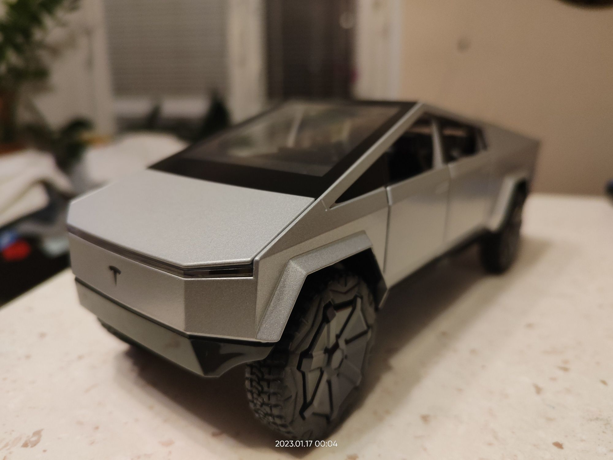 1:24 Scale Tesla Cybertruck Model Toy Pull Back Pick-Up Truck With Sound And Light