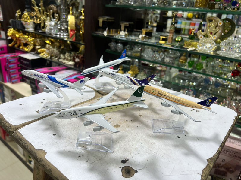 Airplane Model Metal (16 Cm) International Aircraft Model 1:400 Scale Metal Aviation Replica Diecast Model Miniature Room Décor And Office Decor