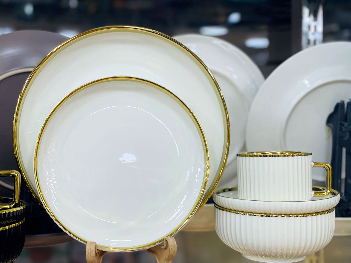 Premium Porcelain Dinner Set With Cream Shine Finish And Elegant Self Linning Texture