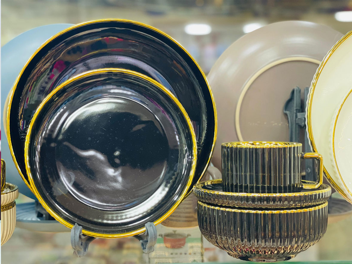 Premium Porcelain Dinner Set With Cream Shine Finish And Elegant Self Linning Texture