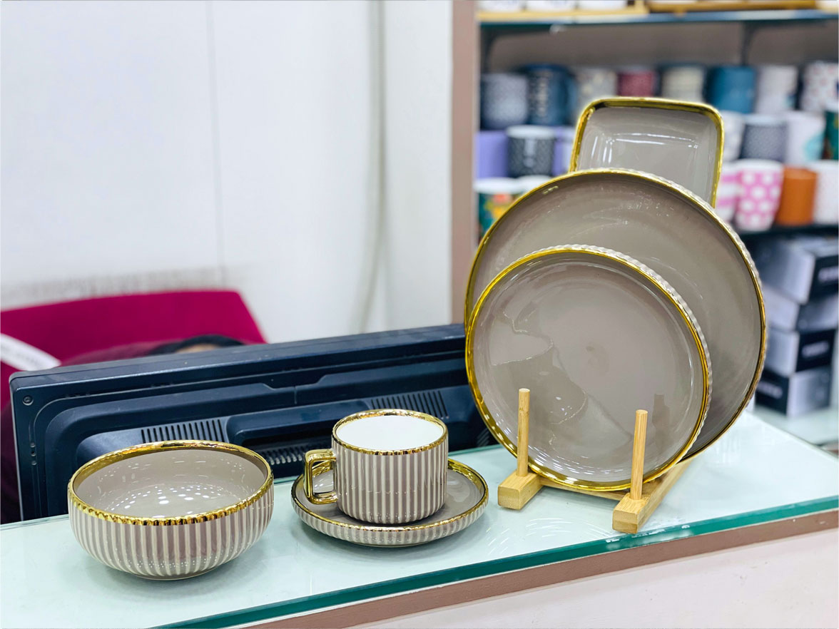 Premium Porcelain Dinner Set With Cream Shine Finish And Elegant Self Linning Texture