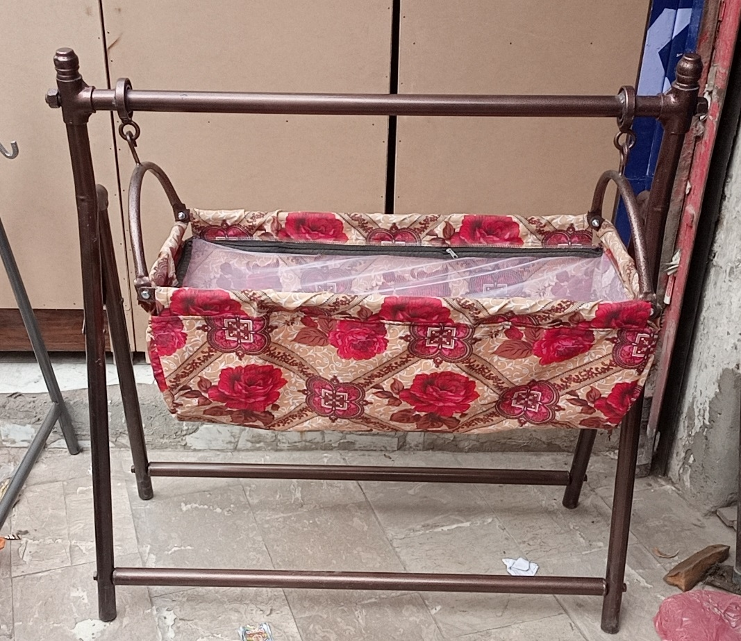 Big Bearing Heavy Gauge Pipe Born Baby Swinging Cradle With Free Sleeping Net Cloth