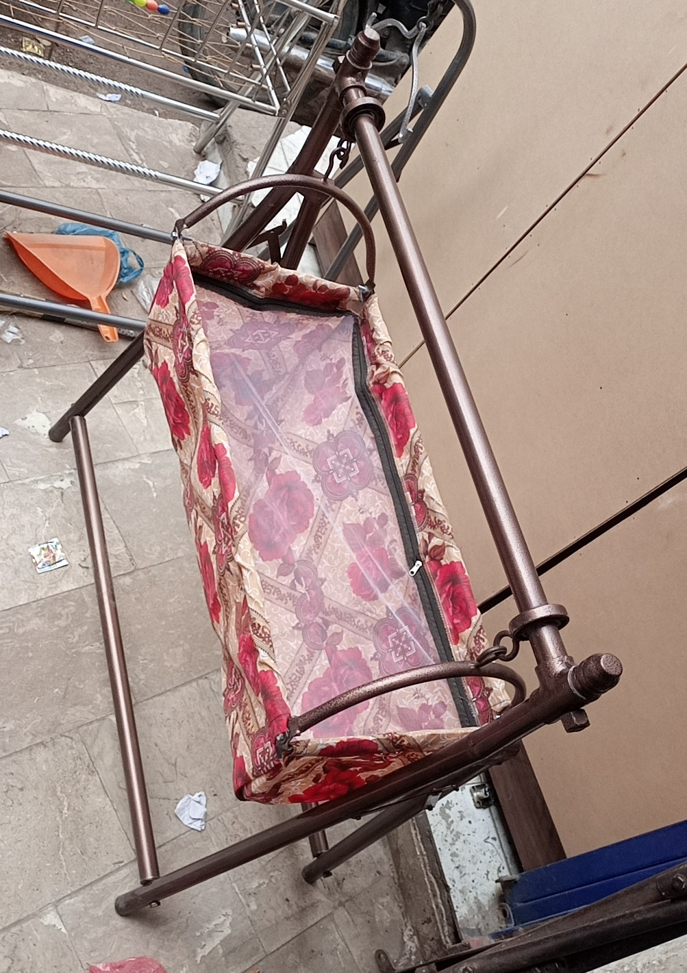 Big Bearing Heavy Gauge Pipe Born Baby Swinging Cradle With Free Sleeping Net Cloth