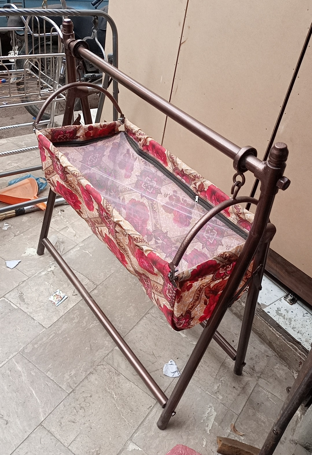 Big Bearing Heavy Gauge Pipe Born Baby Swinging Cradle With Free Sleeping Net Cloth