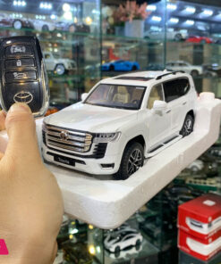 1:24 LAND CRUISER LC300 Diecast Alloy Model Car Light Sounds with Remote