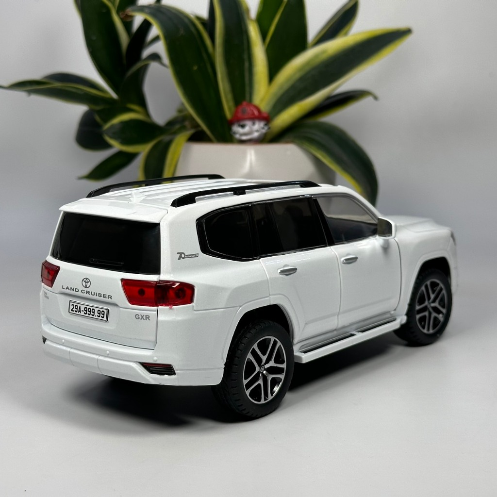 1:24 Land Cruiser Lc300 Diecast Alloy Model Car Light Sounds With Remote 11 1:24 Land Cruiser Lc300 Diecast Alloy Model Car Light Sounds With Remote