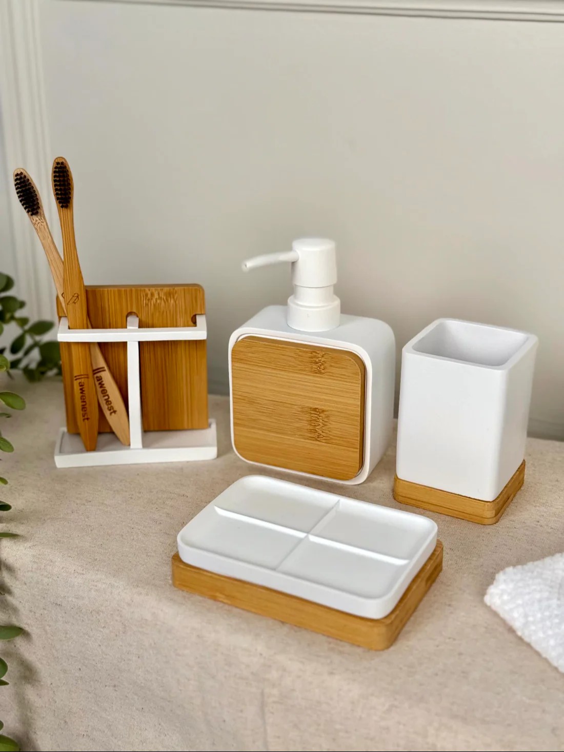 classic-bathroom-essentials-set-poly-resin